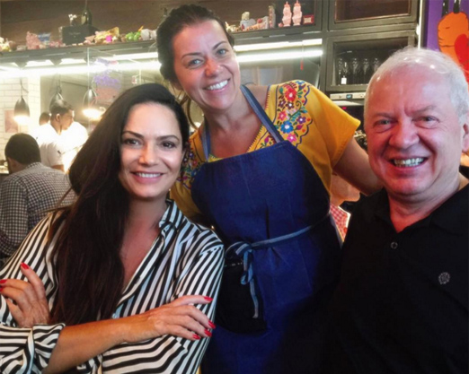 A chef Janaina Rueda entre Luiza Brunet e Lirio Parisotto