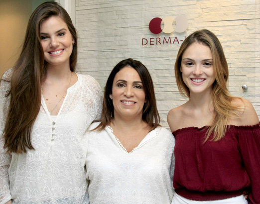 Keli Fernandes entre Camila Queiroz e Isabelle Drummond