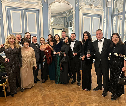 Aloysio e Joana cercado por amigos