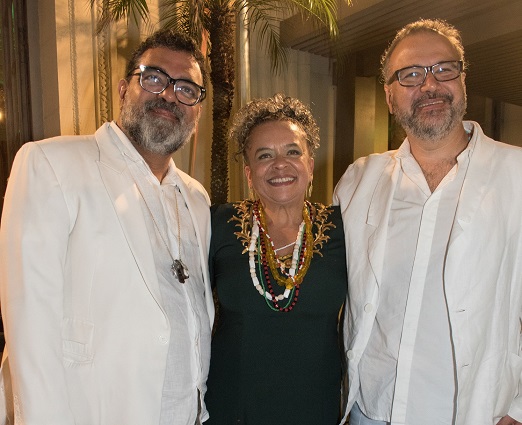 Ana Maria Golçalves entre Marcelo Campos e André Carvalho