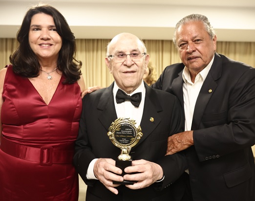 Ney Suassuna entre Joana e Aloysio Teixeira