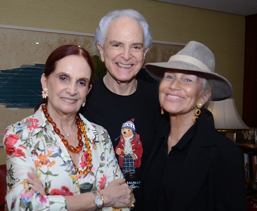 Os anfitriões Sueli e Ricardo Stambowsky com Marie Annick Mercier