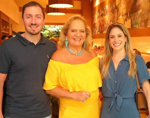 Renata Fraga com o filho Roberto e a nora Juliana