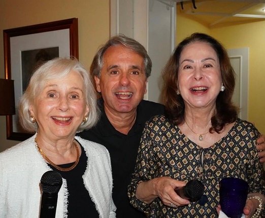 Pedro entre sua mãe, Nora Lanari, e Mariana Lanari Prado