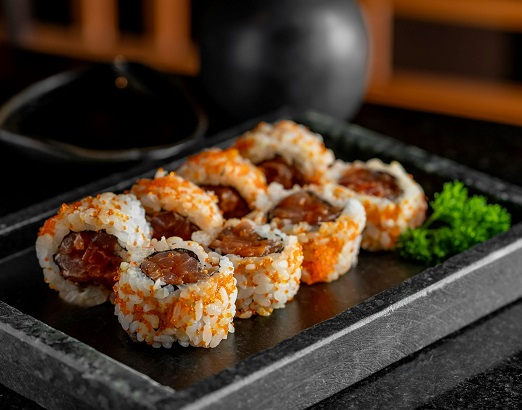 Uramaki de atum spicy com ovas tobiko
